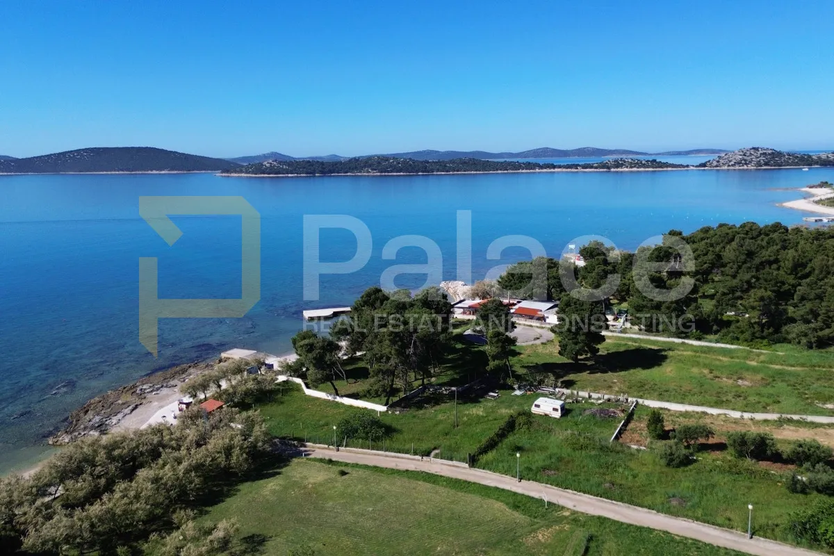 Trosobni stan u prizemlju prvi red do mora 142m2 - Vodice
