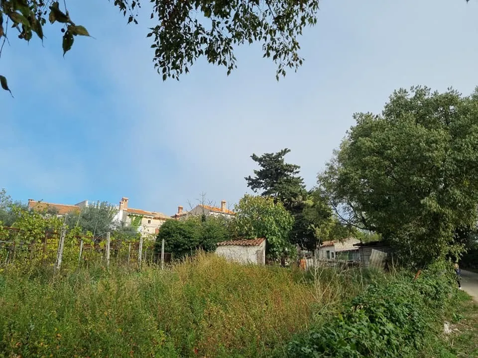 zemljište 933m2 sa starinom, priključak za struju i vodu, valtura - slika 1