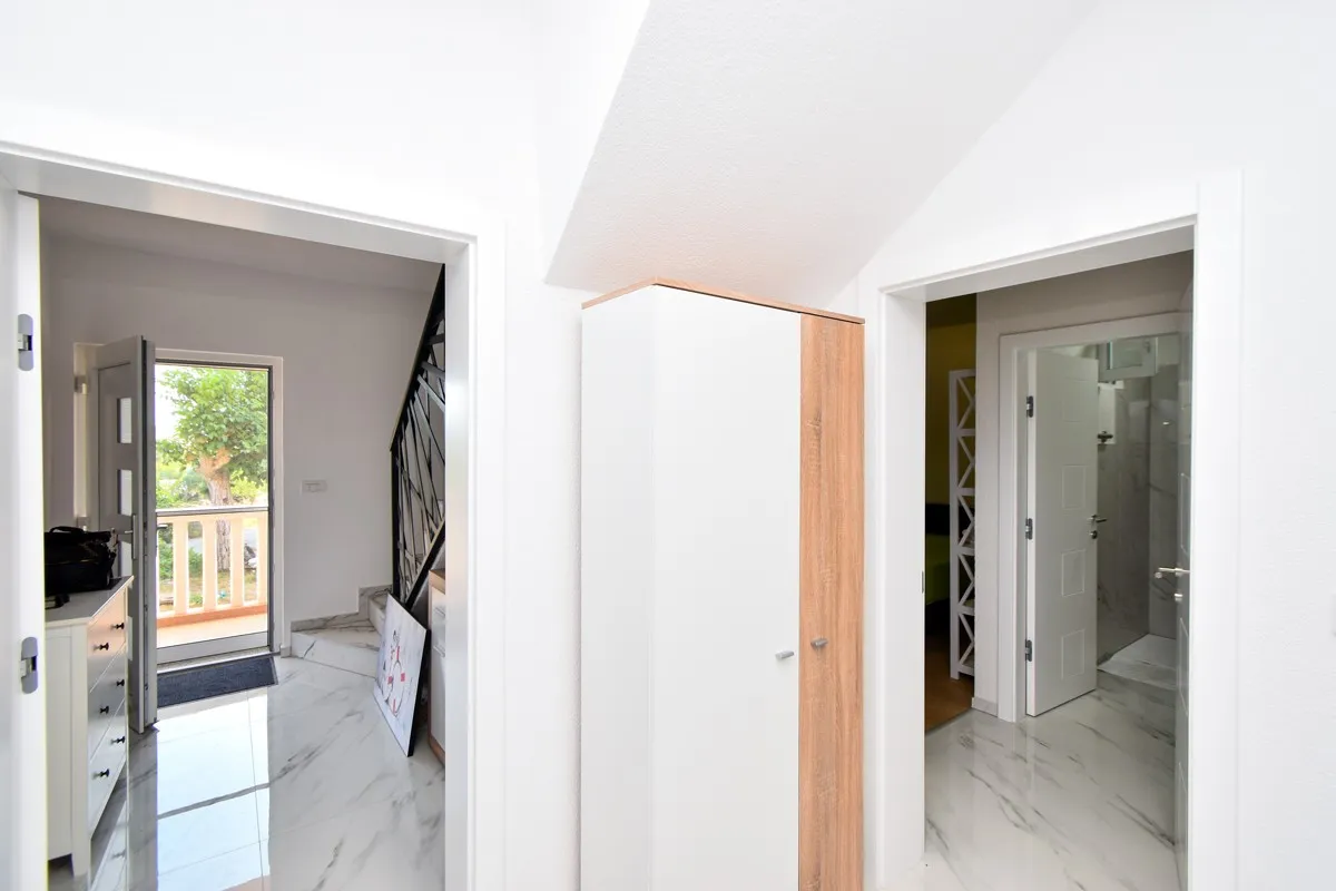 super ponuda: nova kuća s 2 stana i bazenom, vodice, čista mala, 245m2 - slika 5