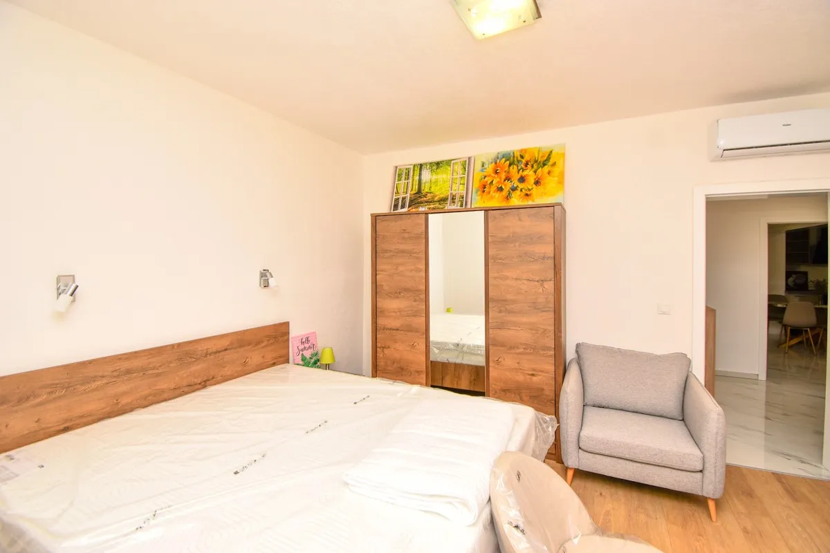 super ponuda: nova kuća s 2 stana i bazenom, vodice, čista mala, 245m2 - slika 12