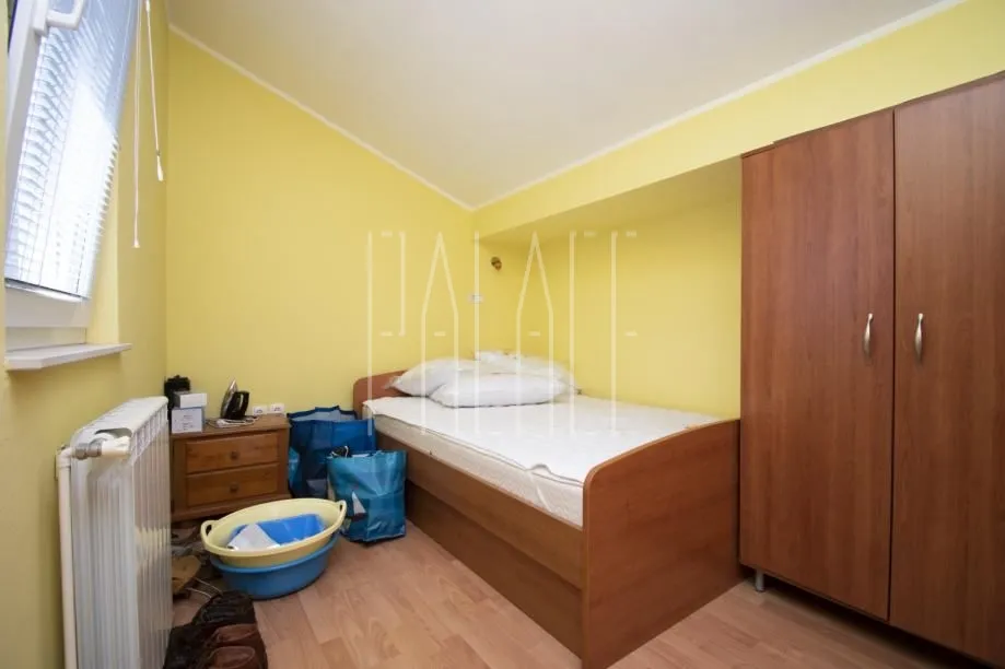 odlična kuća sa 2 stana i poslovnim prostorom u centru vodica, 254.00 m2 - slika 11