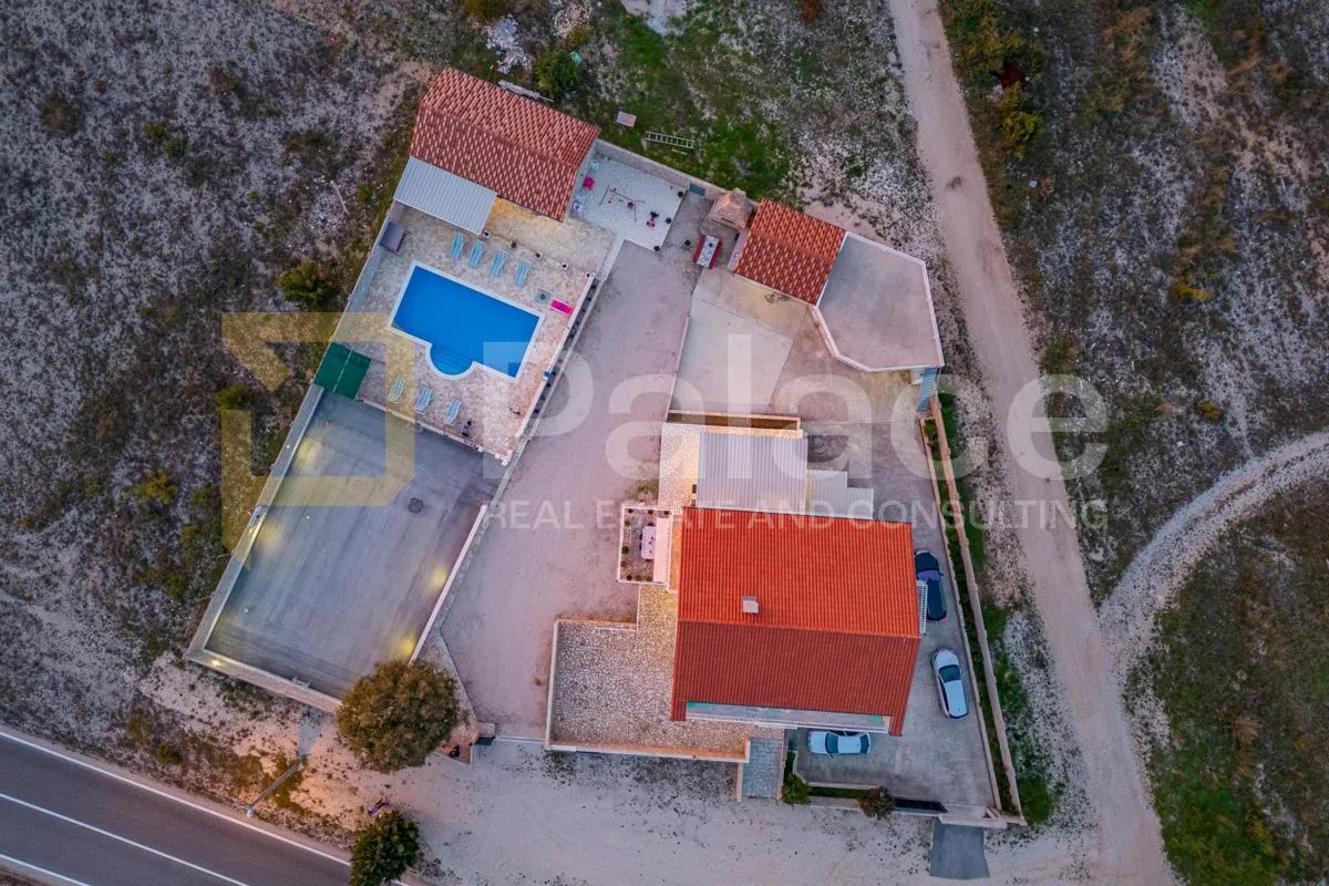 prodaje se prekrasna kamena vila s bazenom nadomak zadra - slika 3