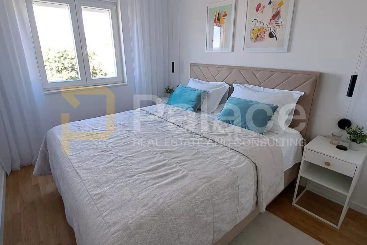 luksuzni stan 55 m² s privatnom krovnom terasom i jacuzzijem – trogir - slika 3