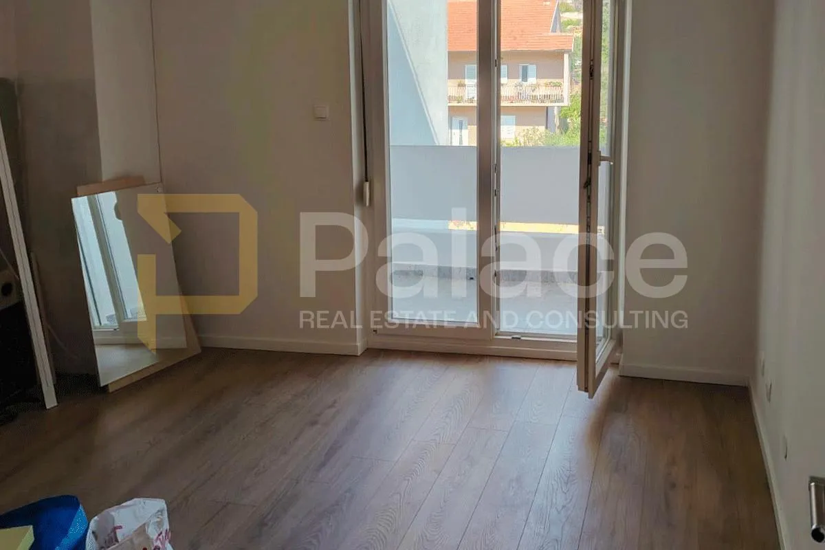 na prodaju renovirani stan u stambenoj zgradi u drnišu,39m2 - slika 3