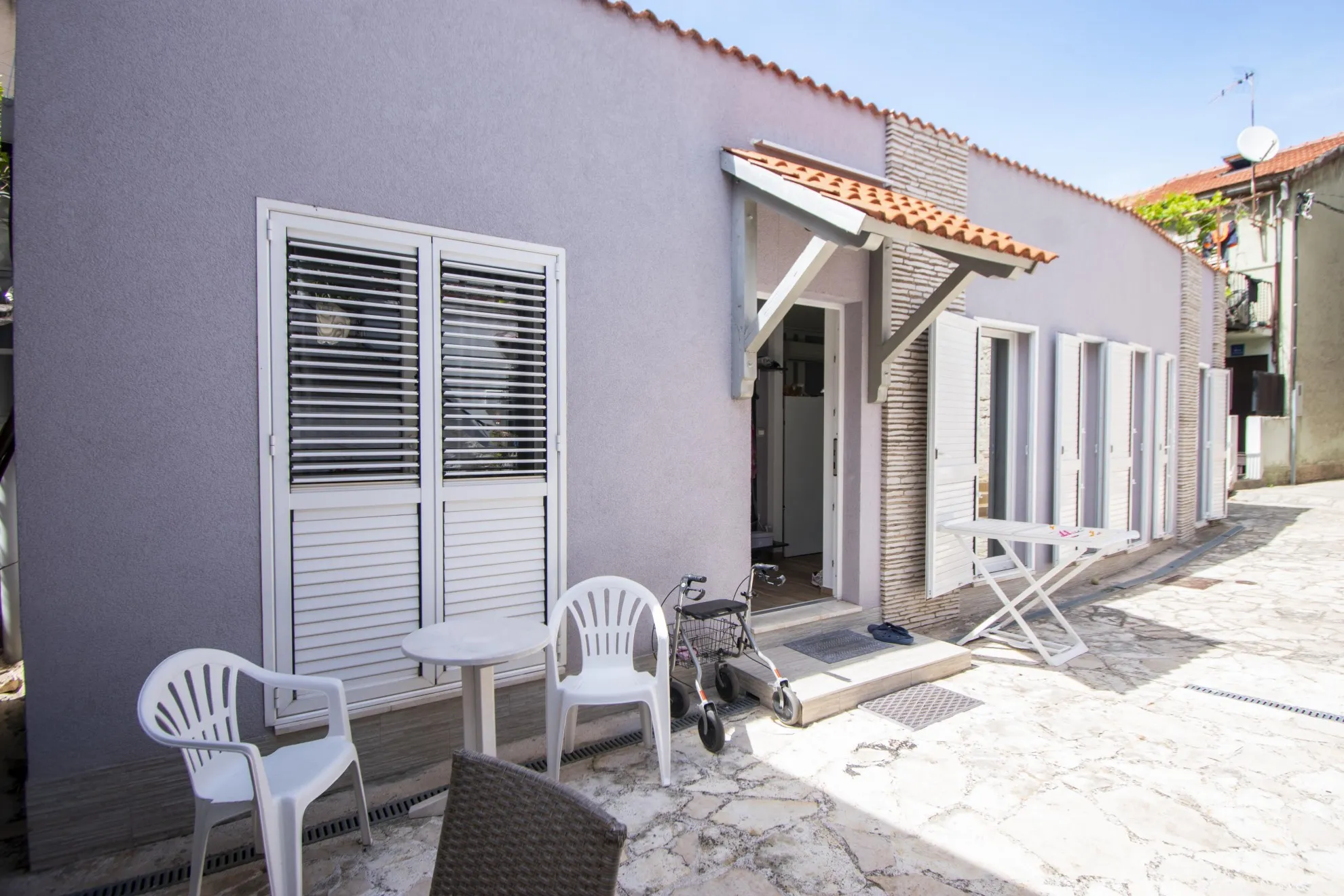 namješteni stan u prizemlju za poslovne ljude, centar šibenika, 50 m2 - slika 10