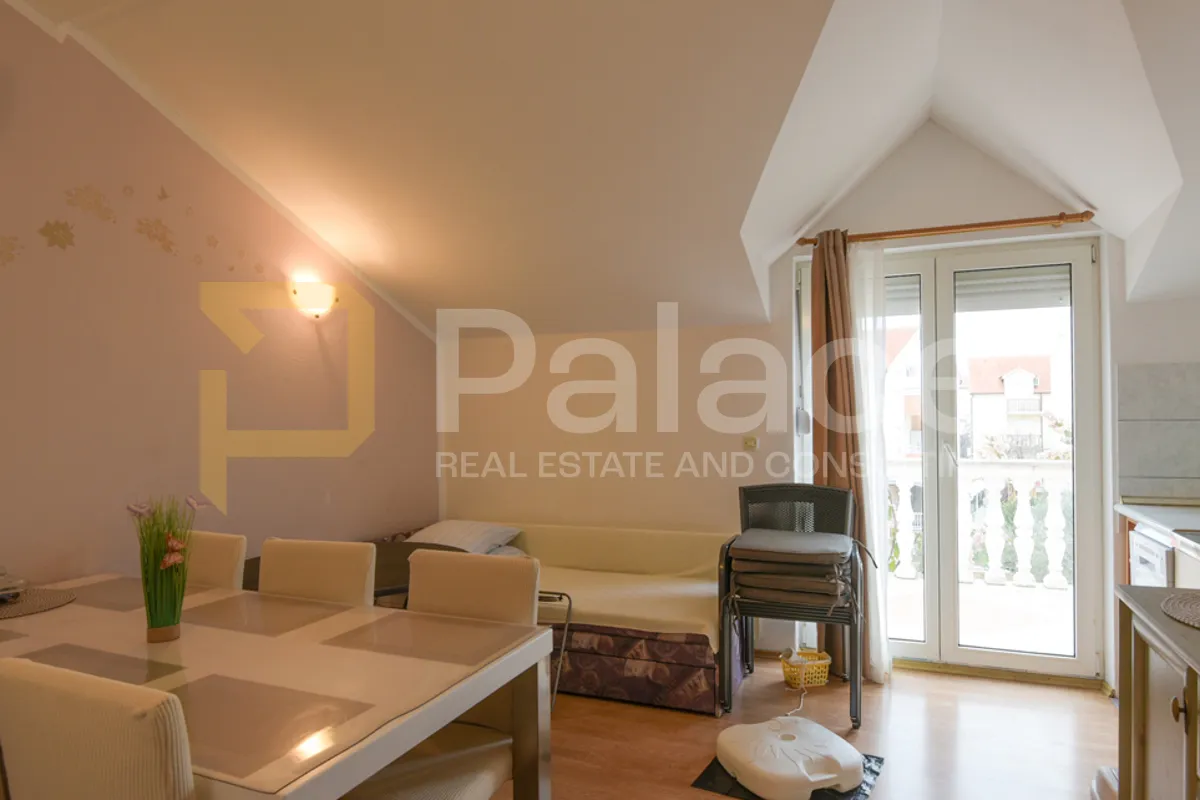 održavana kuća s apartmanima i dvorištem 500 m od mora, vodice 280 m2 - slika 24
