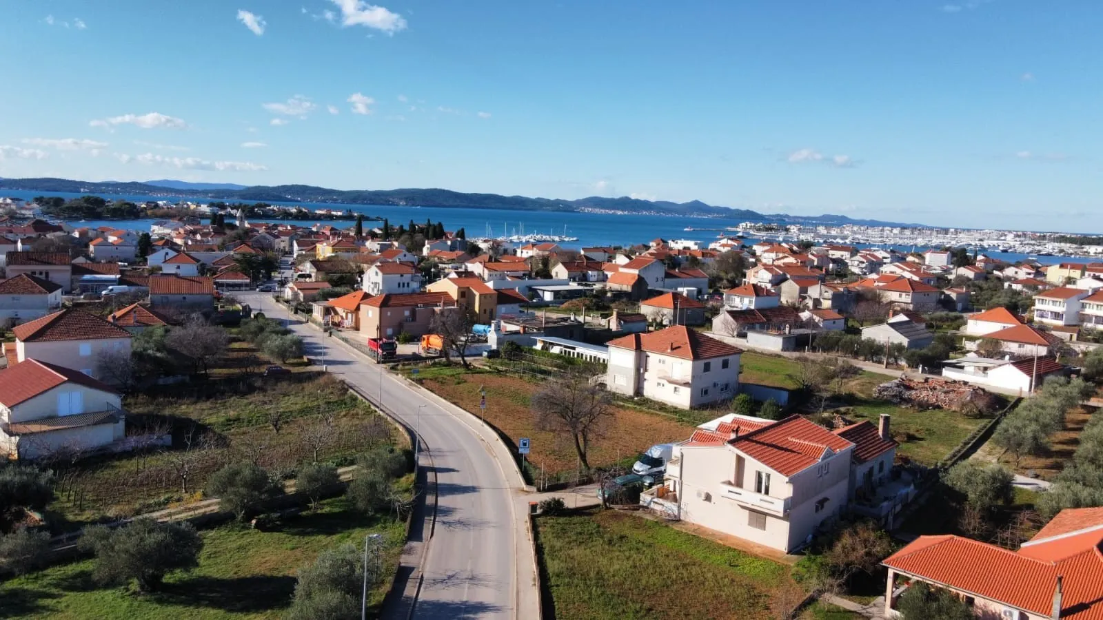 SUKOŠAN : Građevinsko zemljište 1400 m2, 40m od mora