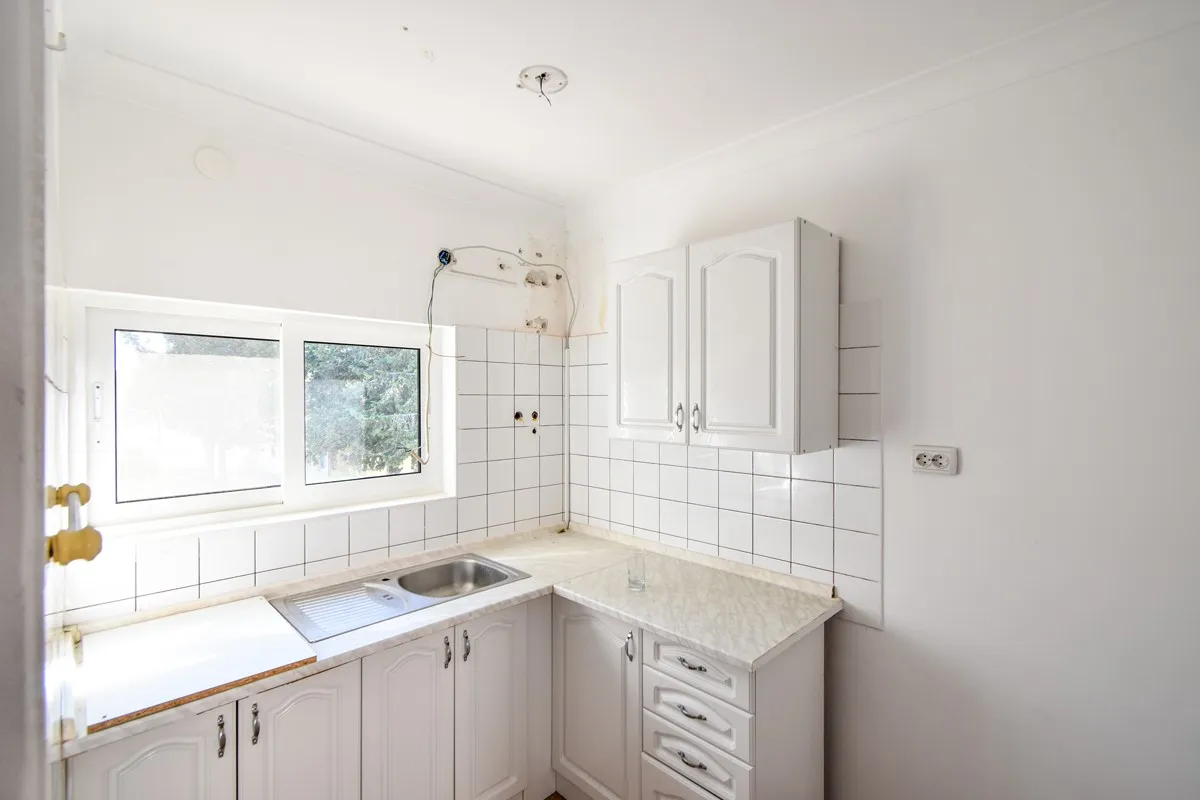 top lokacija: kuća blizu mora s 5 apartmana i dvorištem, srima 320 m2 - slika 15