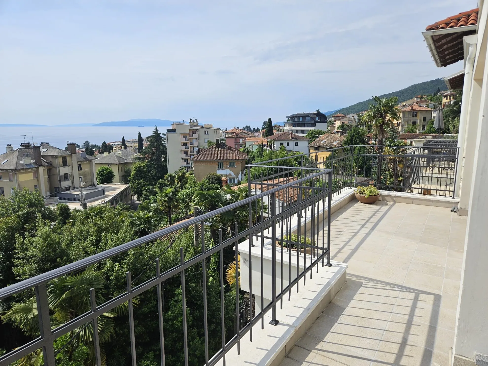 prostran stan s 4 balkona i terasom s pogledom na more, opatija - slika 15