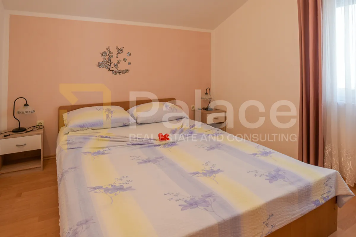 održavana kuća s apartmanima i dvorištem 500 m od mora, vodice 280 m2 - slika 27