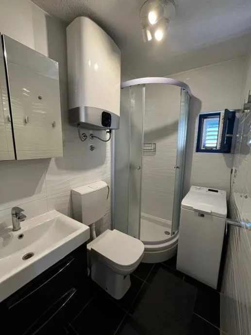 renovirana kuća samo 40m od mora, krvavica - slika 12