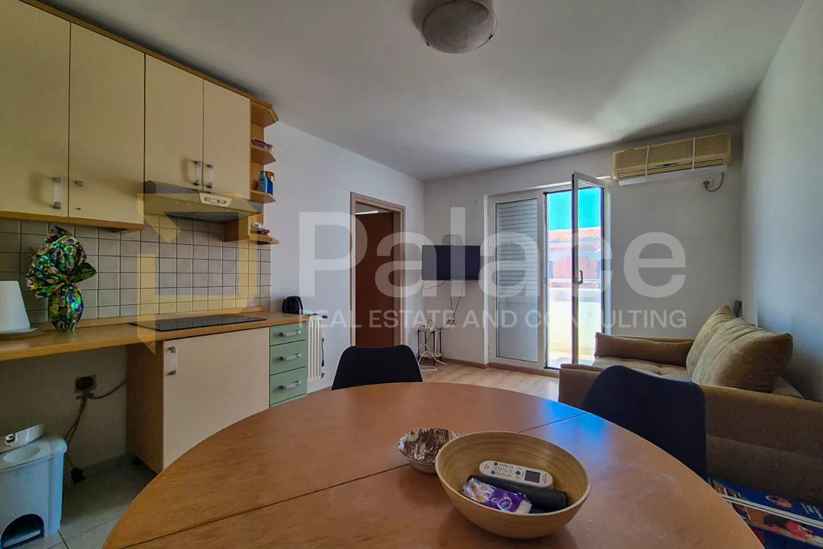 Stan u centru Pirovca s pogledom na more, 47 m2 - Pirovac