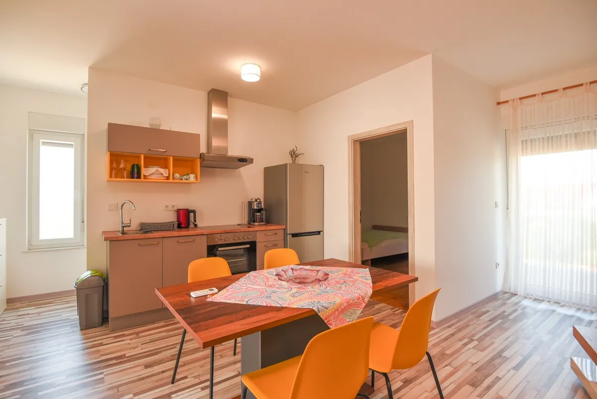 nova dvojna namještena kuća katnica s vrtom, bilice stubalj, 133 m2 - slika 23