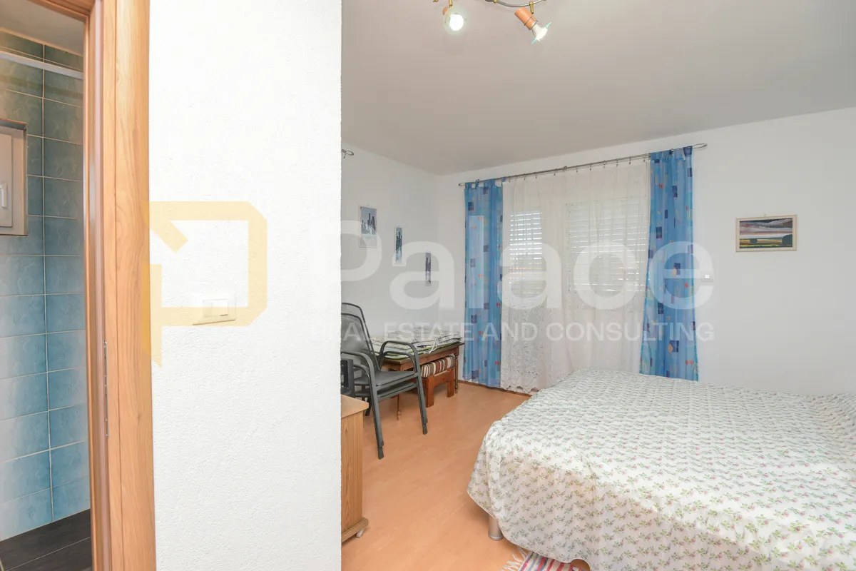 obiteljska kuća prvi red do mora s 3 stana i dvorištem, raslina 300 m2 - slika 21