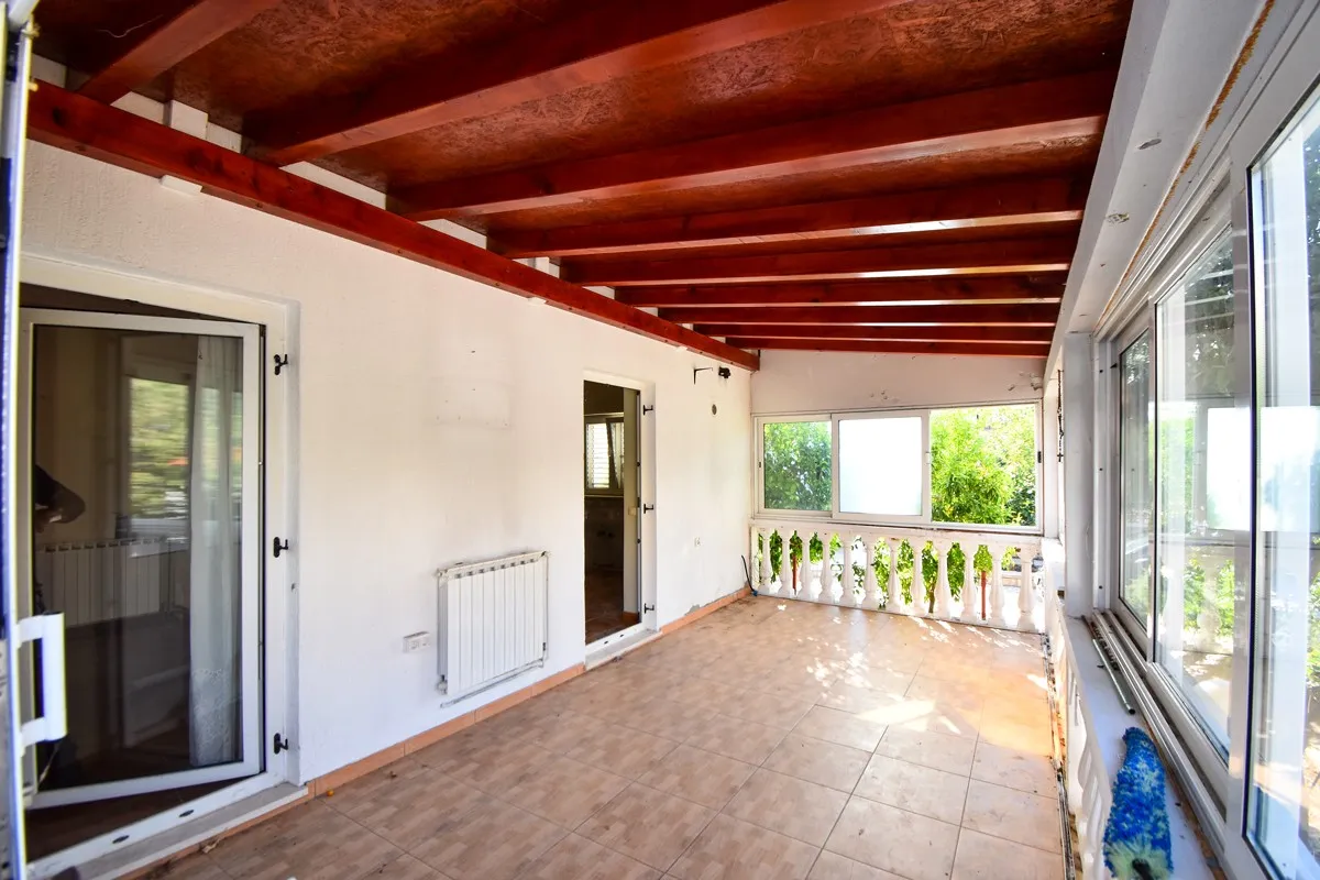 top lokacija: kuća blizu mora s 5 apartmana i dvorištem, srima 320 m2 - slika 11