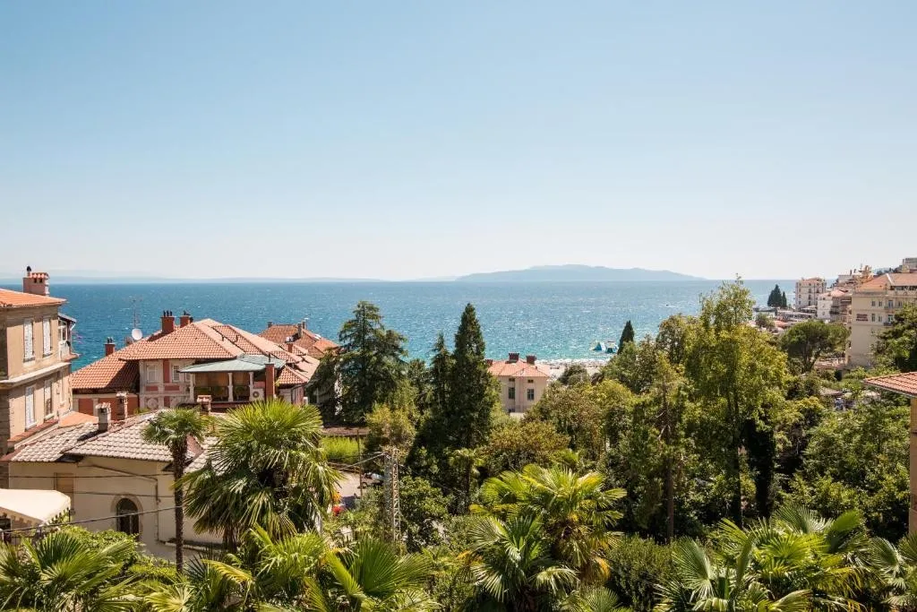 dvoetažni stan u urbanoj vili u centru grada, 200m od mora, opatija - slika 14