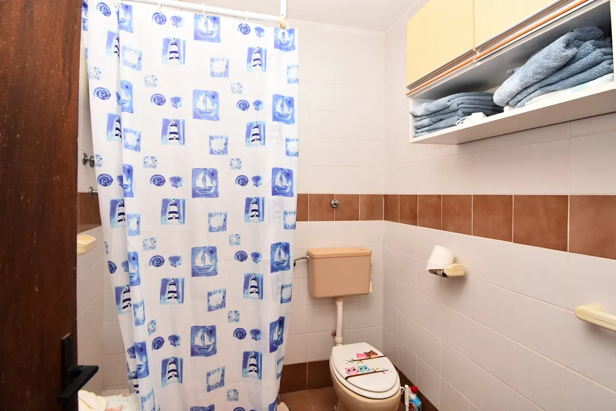 kuća na otoku s velikom terasom - slika 10