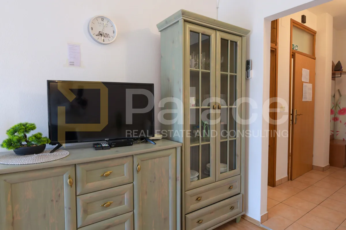 održavana kuća s apartmanima i dvorištem 500 m od mora, vodice 280 m2 - slika 29