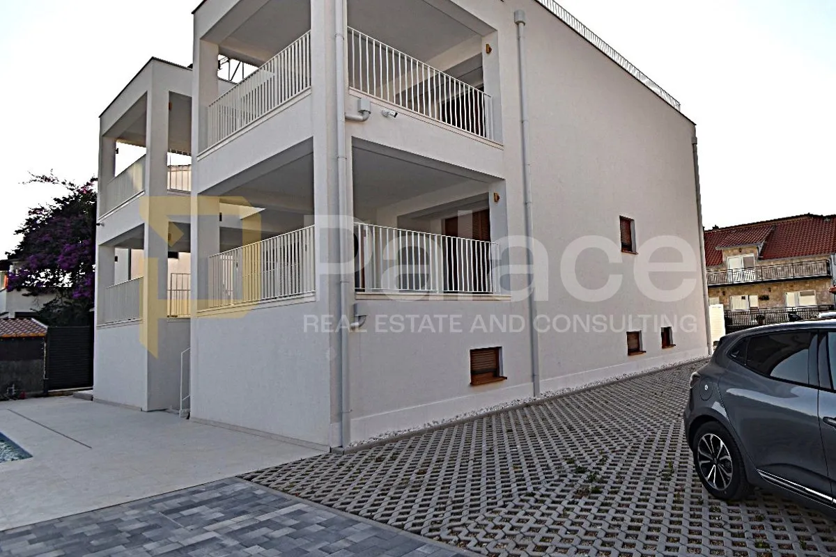 jedinstvena vila s bazenom u kaštel novom - slika 2