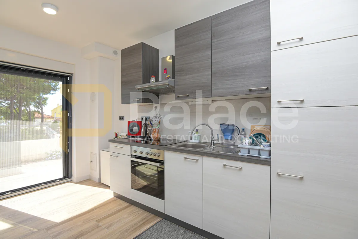 prekrasan dvosoban stan s pogledom na more i vrtom 73 m2, brodarica - slika 6