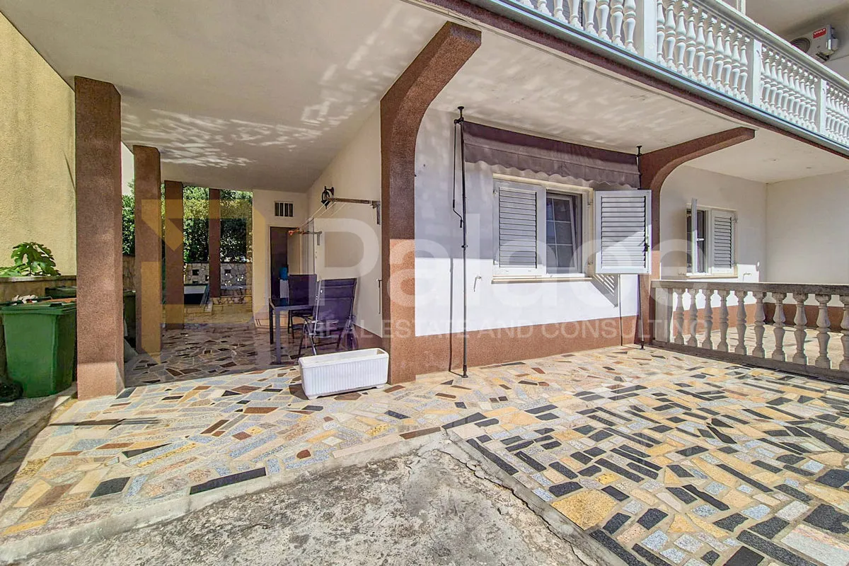 dvosoban namješten stan nedaleko plaže, vodice, 71 m2 - slika 1