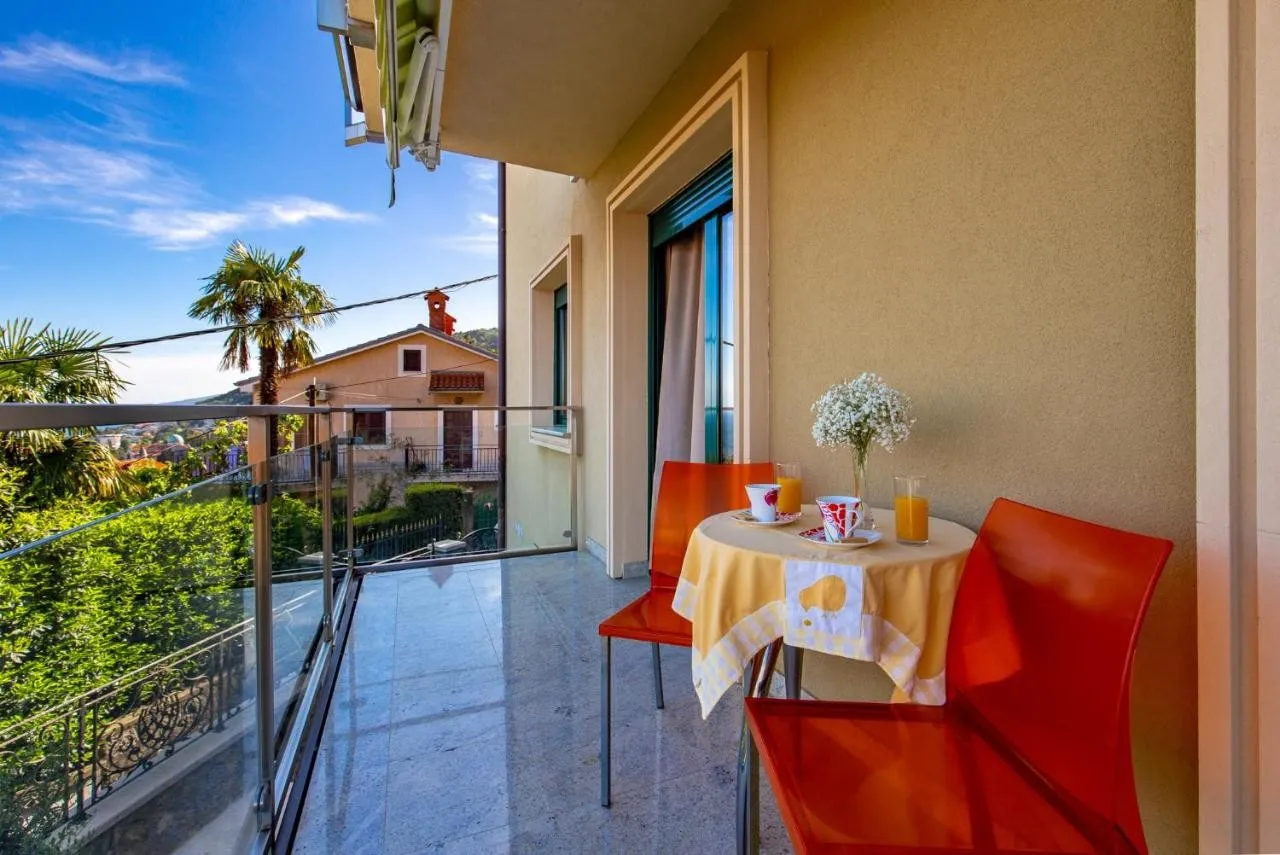 predivna vila s tri prostrana apartmana i bazenom, opatija, 420m2 - slika 12