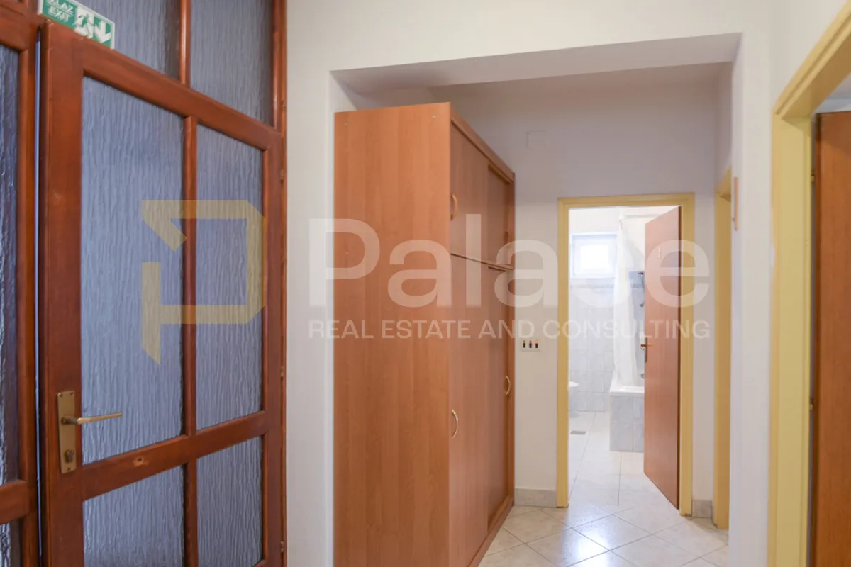 održavana kuća s apartmanima i dvorištem 500 m od mora, vodice 280 m2 - slika 15