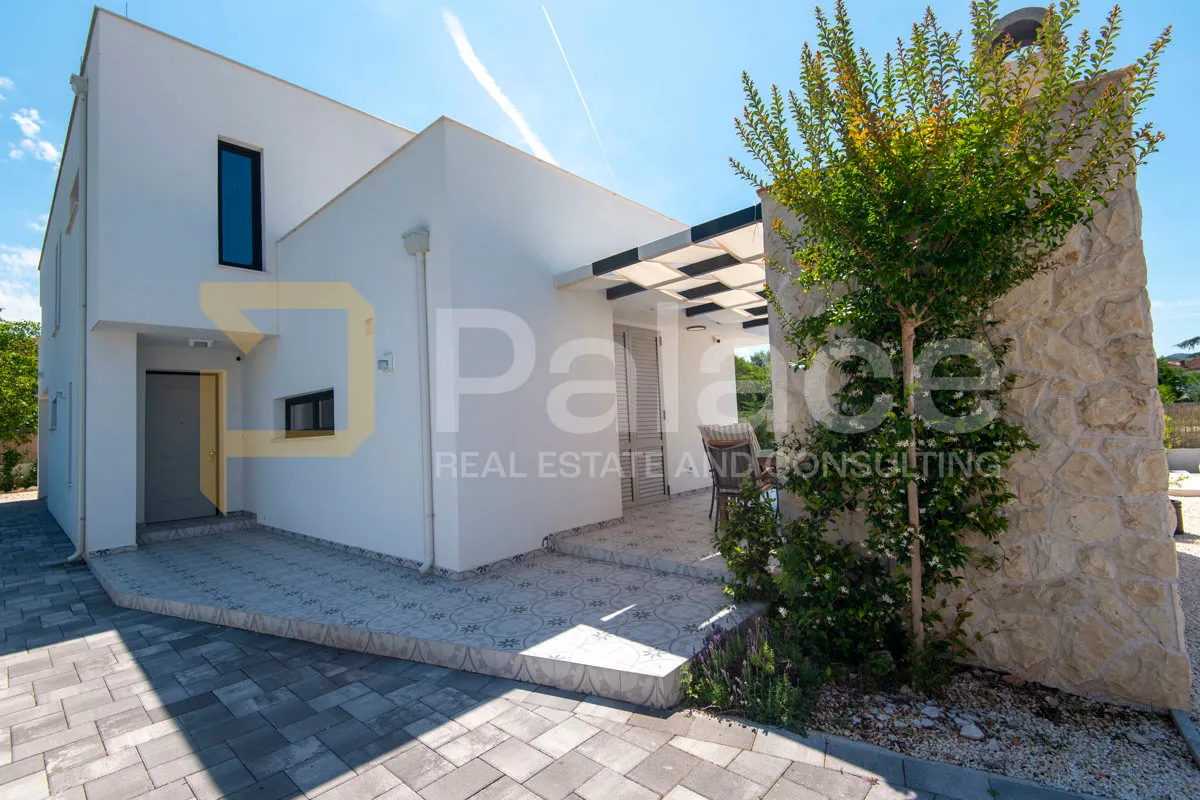 luksuzna vila 210m2 - prvi red do jezera - bilice - slika 2