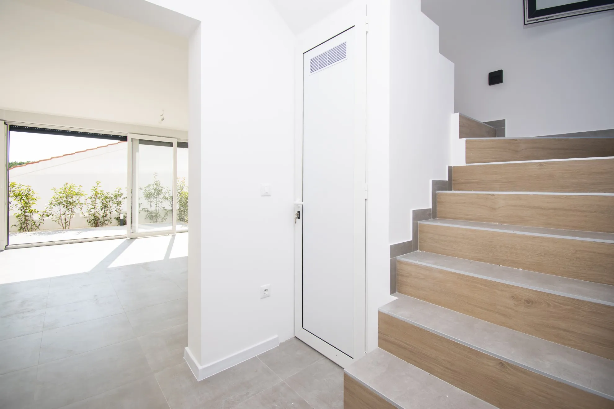 luksuzni dvoetažni stan s krovnom terasom, pogled na more,tisno,120 m2 - slika 19