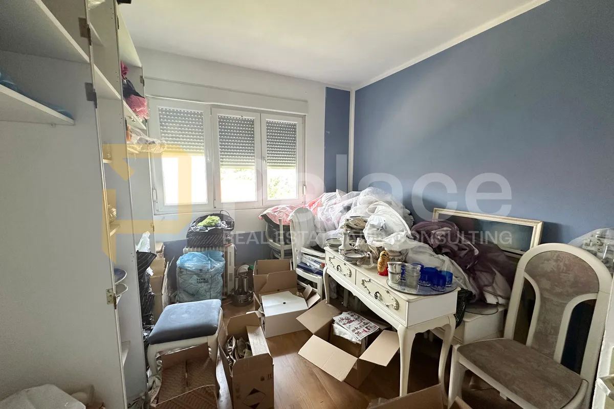 prostran stan s vrtom i garažom, odlična lokacija - slika 5