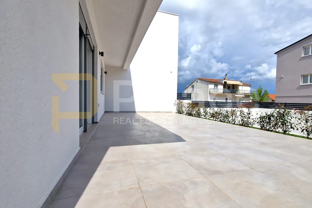 nova dvojna kuća s 3 spavaće sobe i velikim dvorištem, vodice 162 m2 - slika 9