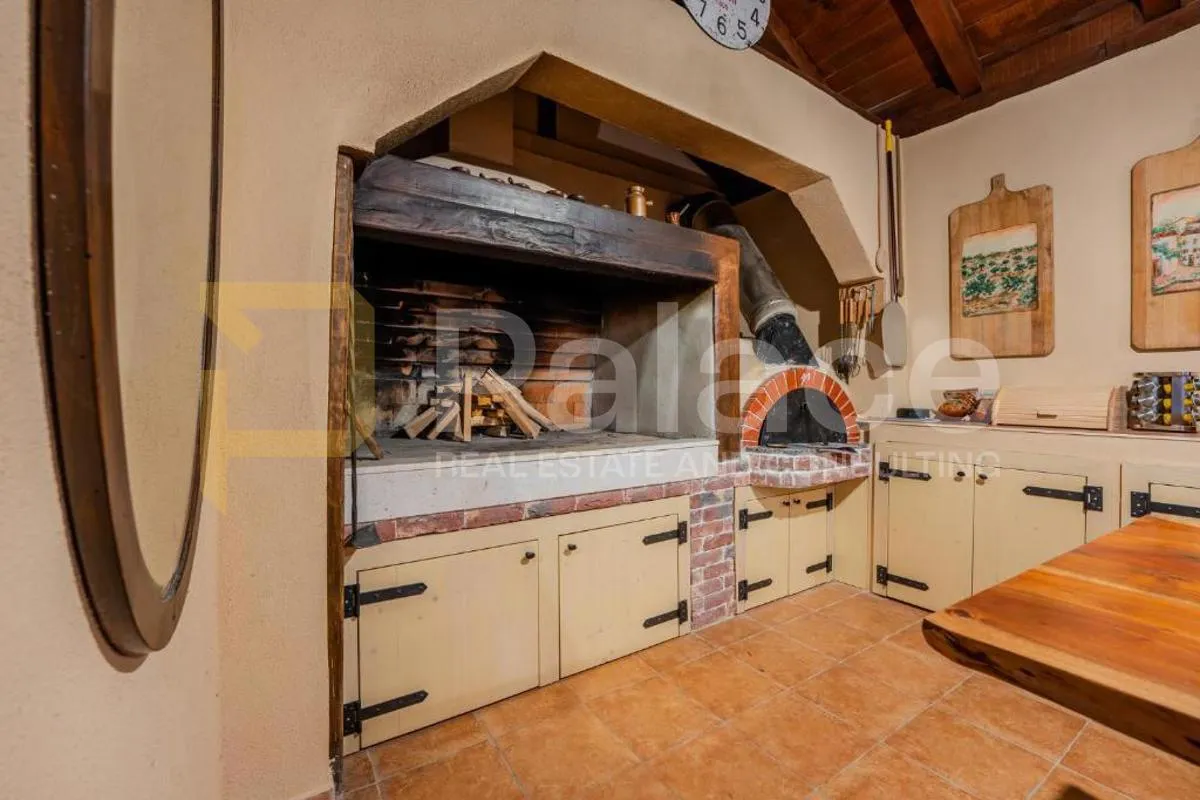 villa sa bazenom - centar sukošana - slika 25