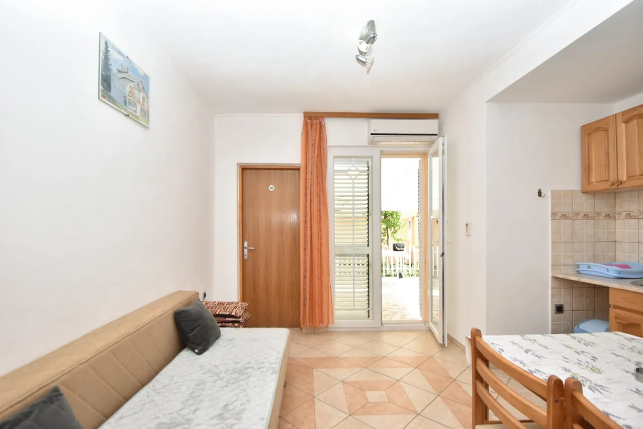 stan u kući na obali sa tri uhodana apartmana - tribunj - slika 10