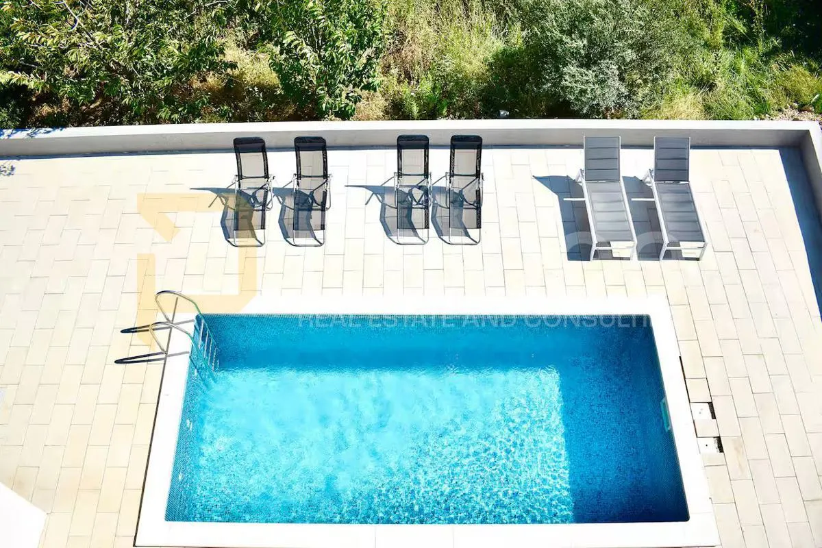 luksuzni stan 55 m² s privatnom krovnom terasom i jacuzzijem – trogir - slika 12