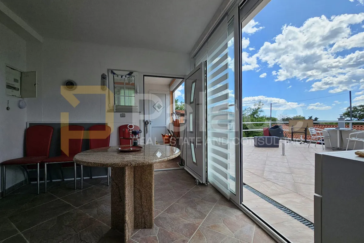 predivan panoramski pogled na more – kuća s apartmanima i okućnicom - slika 8