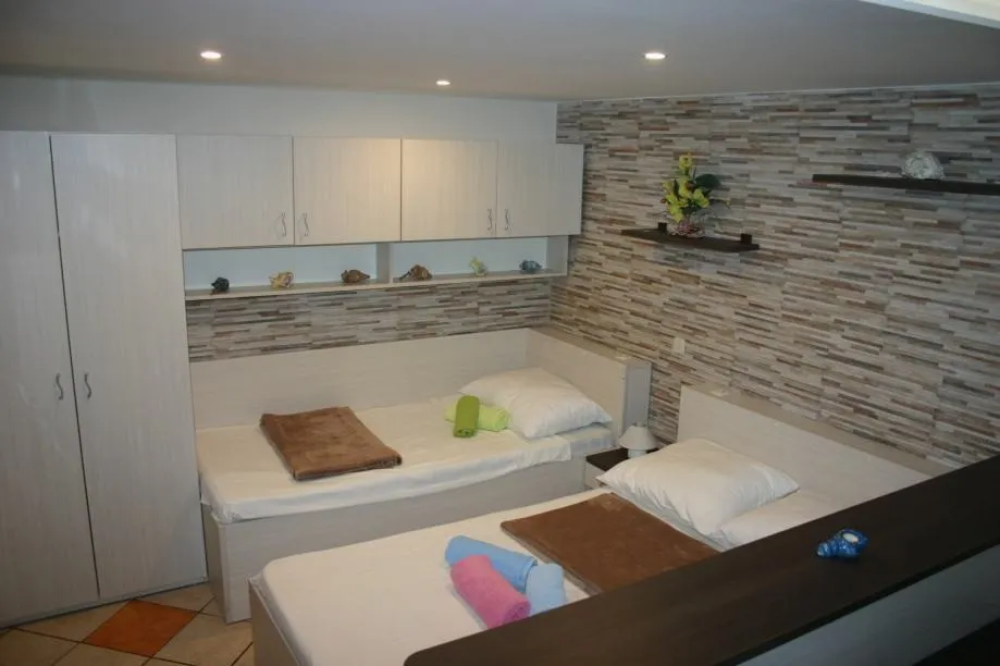 kuća u centru: tribunj, katnica, 120.00 m2 - slika 8