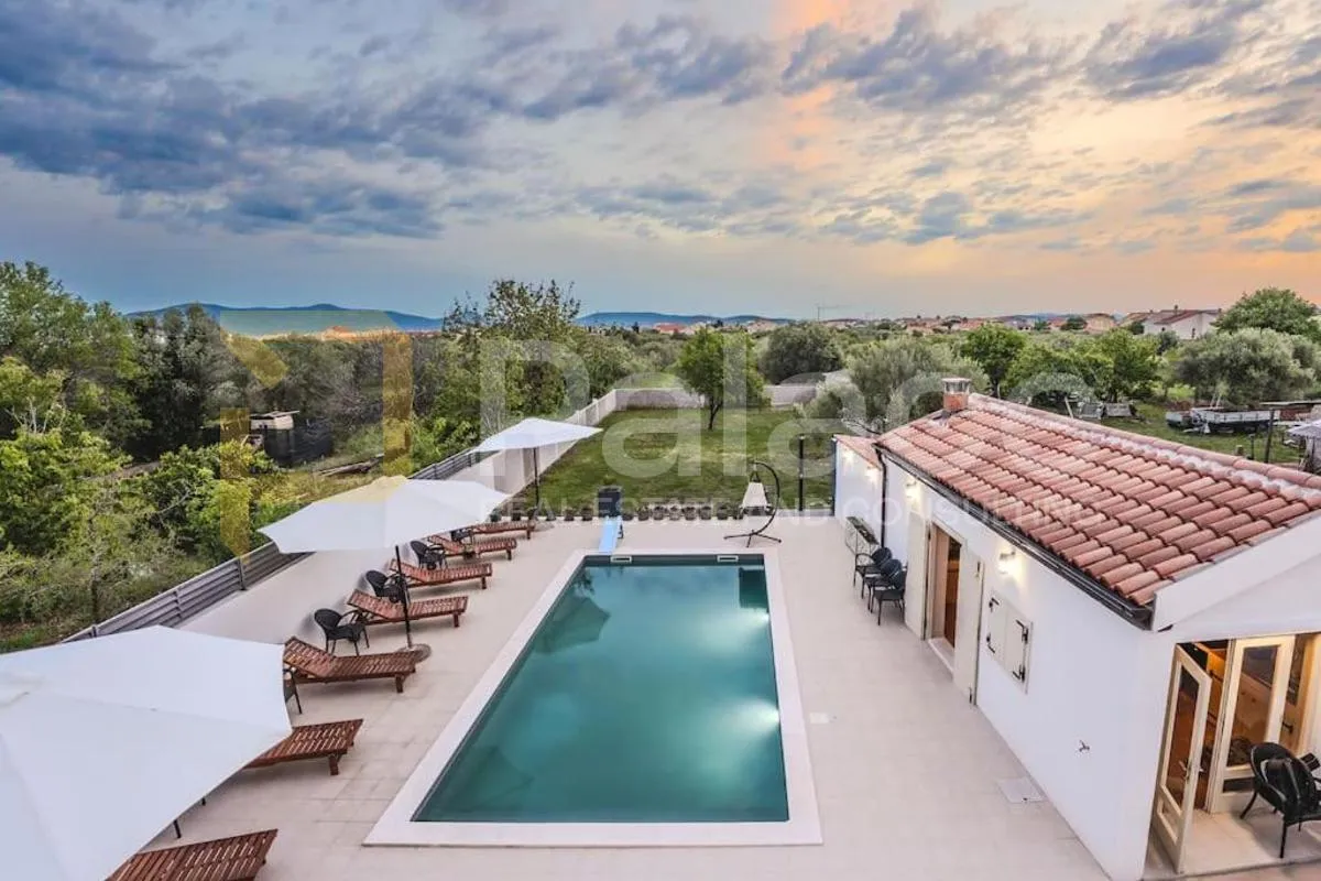 villa sa bazenom - centar sukošana - slika 6