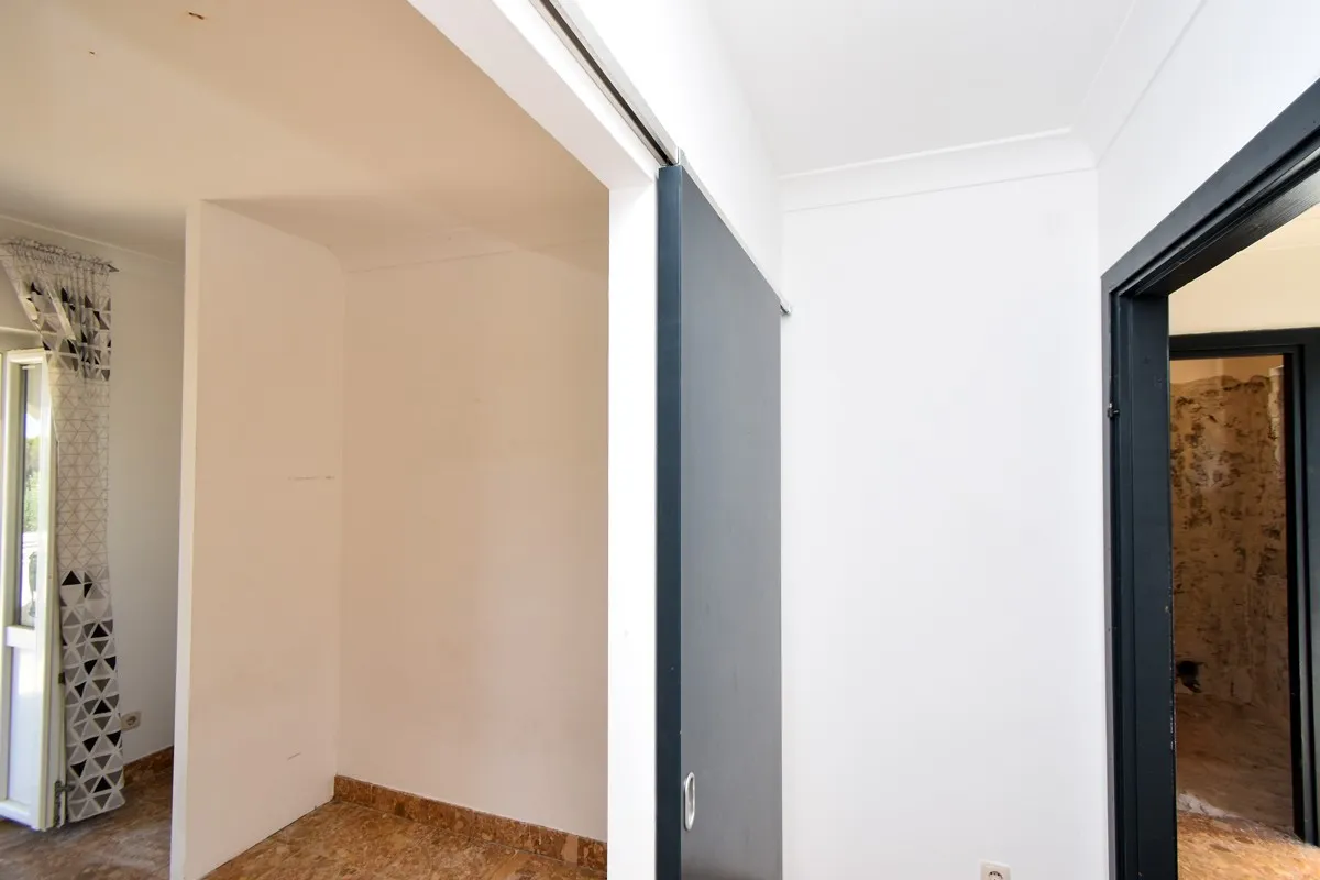 top lokacija: kuća blizu mora s 5 apartmana i dvorištem, srima 320 m2 - slika 17