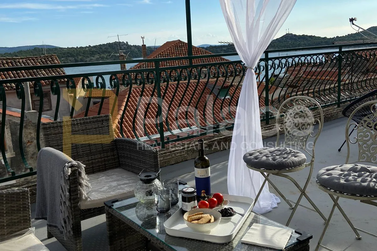 stan u centru šibenika sa pogledom na more - slika 2