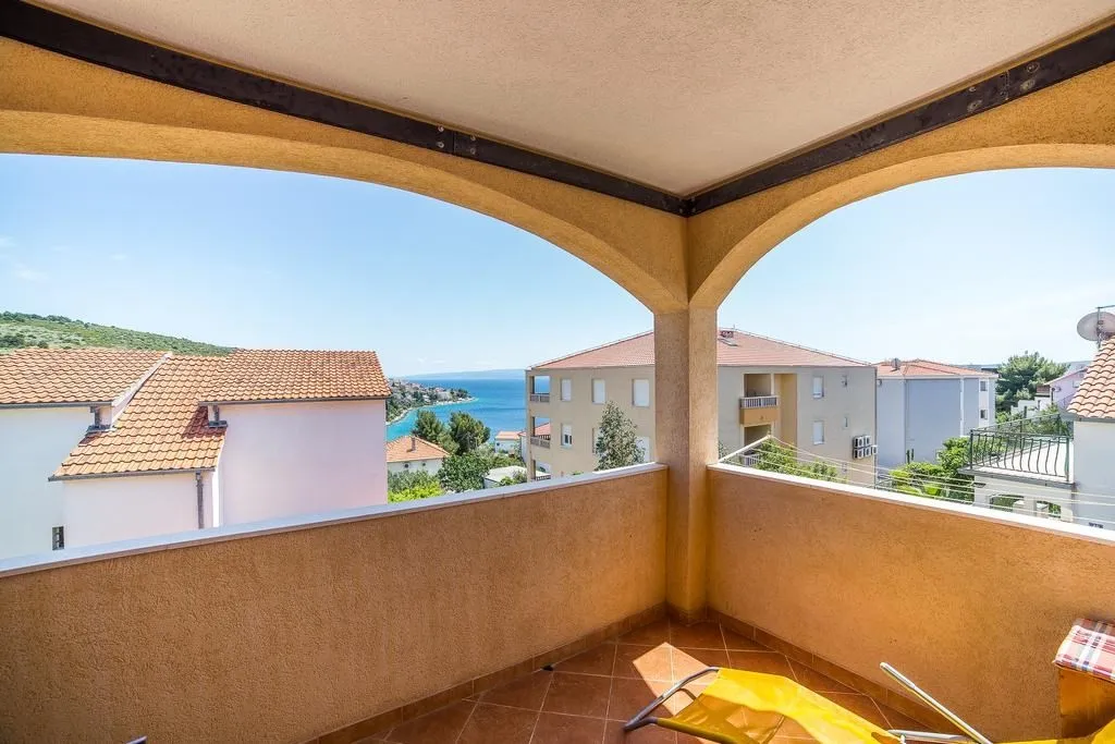 okrug gornji: kuća s apartmanima na prodaju - slika 3