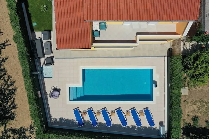 šarmantna villa s bazenom s pogledom na more, kaštel lukšić - slika 2