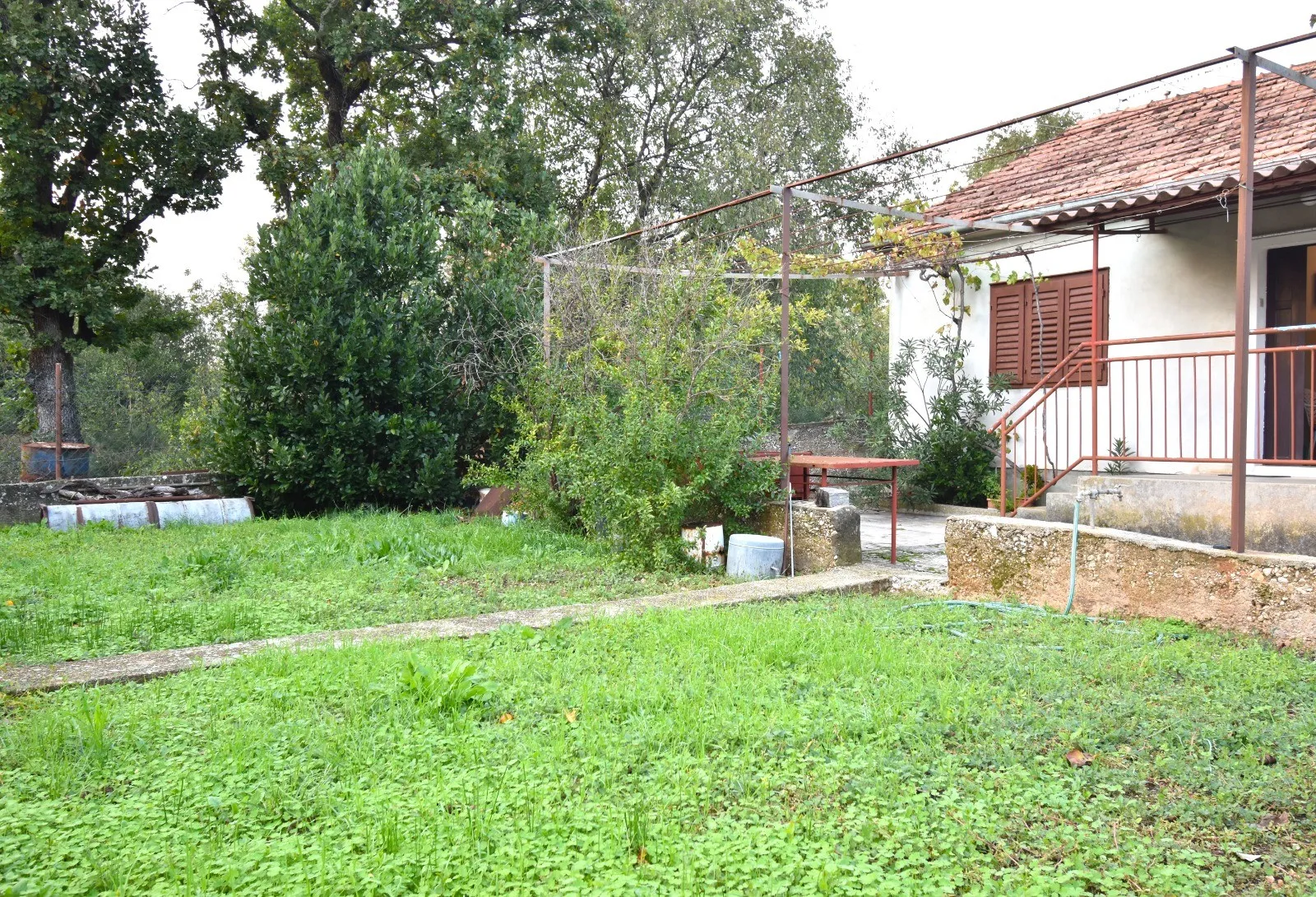 samostojeća prizemnica s velikim vrtom, predgrađe šibenika, 128 m2 - slika 2