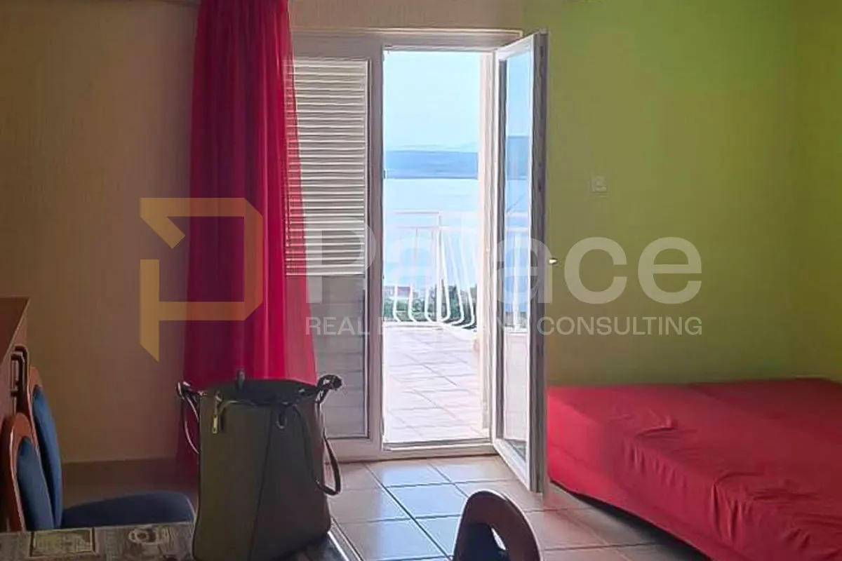 renoviran stan u dramlju s terasom i pogledom na more, 40m2 - slika 3
