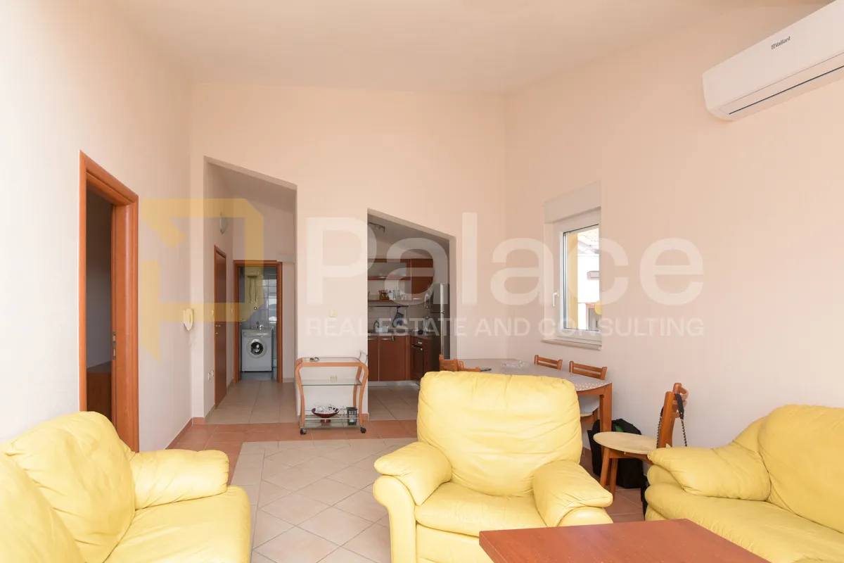 dvosoban stan za najam u zgradi s pogledom na more, rogoznica 74 m2 - slika 5