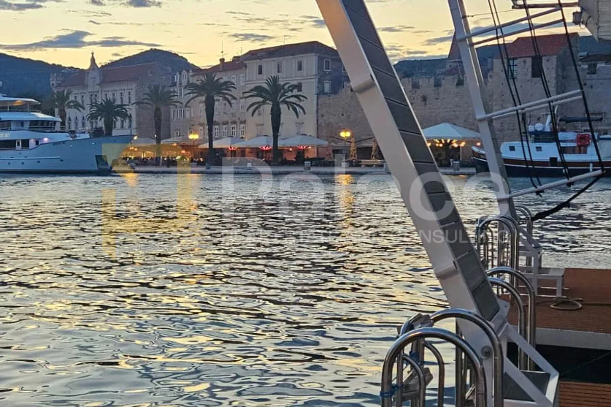 Trosoban obiteljski stan, vrt 92m2, dva parking mjesta - novogradnja - Trogir