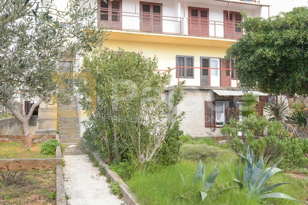 kuća s okućnicom i pogledom na more: brodarica, 572.00 m2 - slika 3