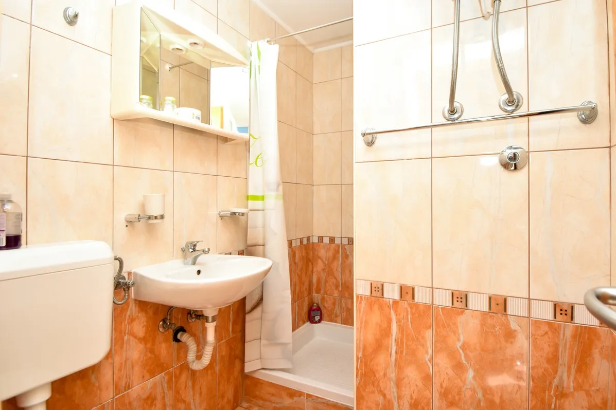 stan u kući na obali sa tri uhodana apartmana - tribunj - slika 3