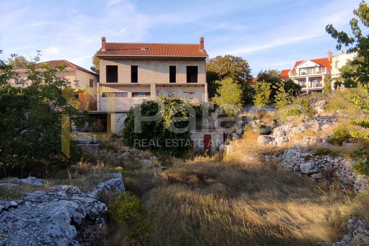 prilika! gornji humac, nedovršena kuća s okućnicom od 1.820 m² - slika 1