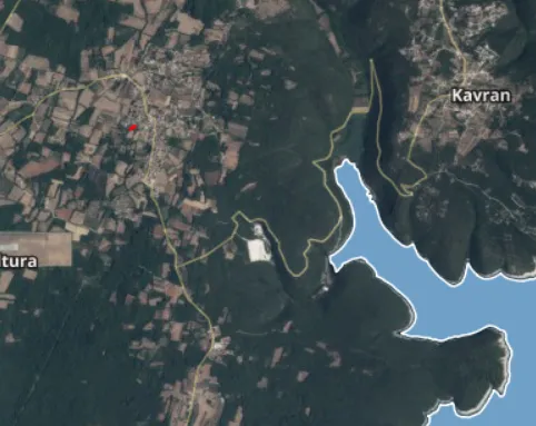 zemljište 933m2 sa starinom, priključak za struju i vodu, valtura - slika 11