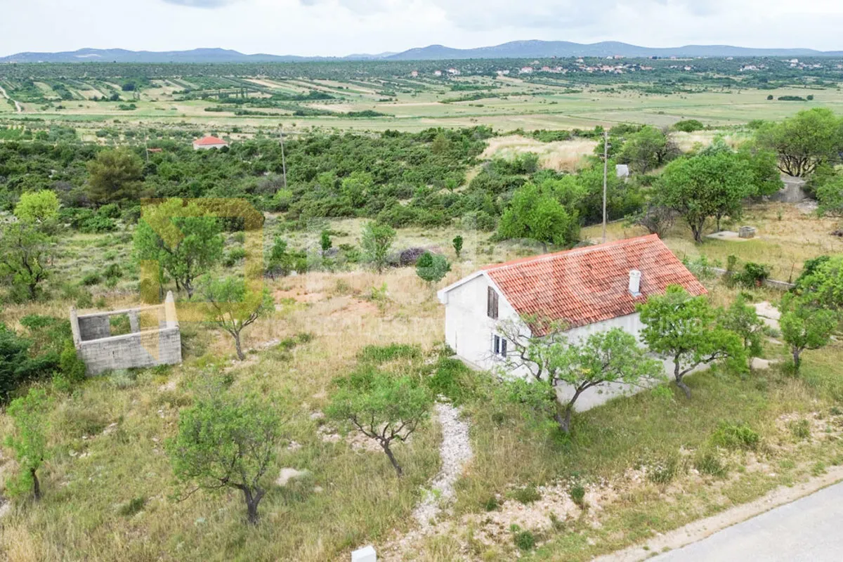 Kuća prizemnica velikog potencijala na terenu 3000 m2, Skradin-Cicvare - Cicvare, Skradin